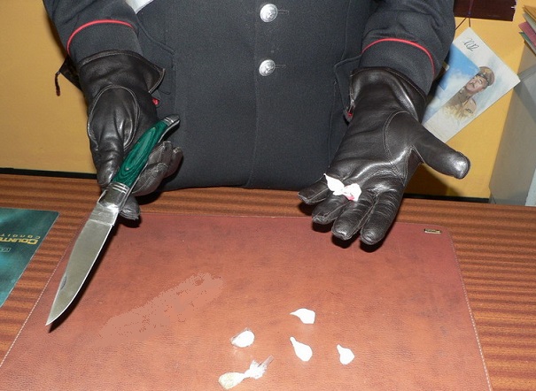 Coltello e droga mettono nei guai pregiudicato, pizzicato durante un controllo