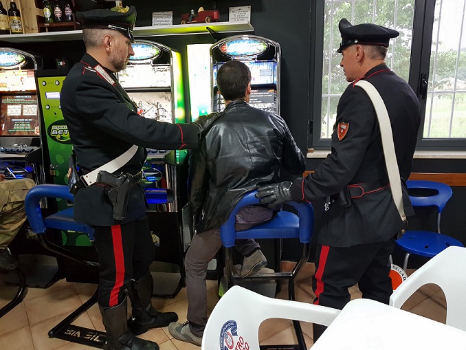 Autotrasportatore perde mille euro alle slot e simula rapina a mano armata