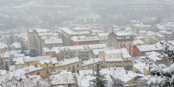 Campobasso si risveglia sotto una coltre di neve. Temperature sotto 0 e rischio ghiaccio in serata. Fotogallery