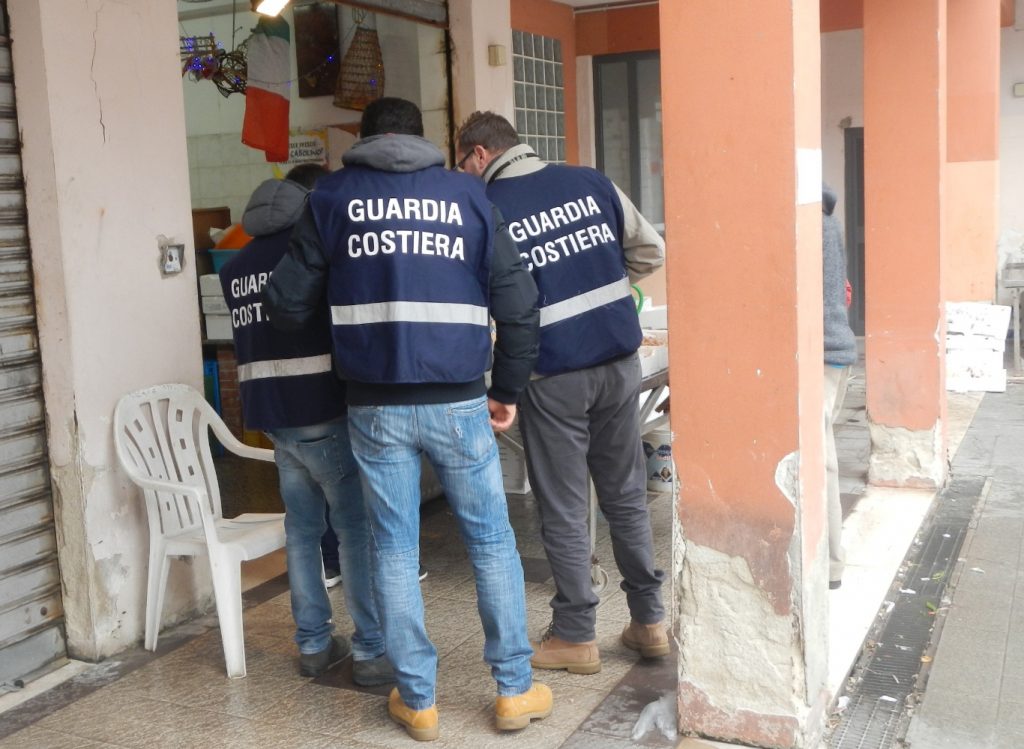 Ispezione al mercato ittico, operazione Capitaneria di Porto-Guardia Costiera, 50 kg di pesce sequestrato