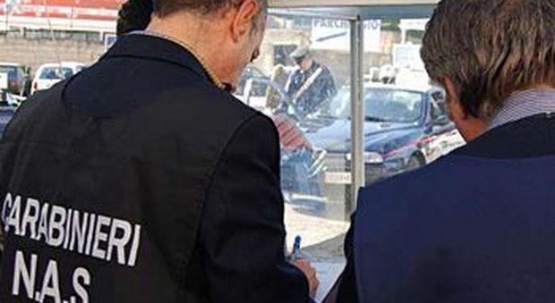 Cibo conservato in condizioni carenti, militari sequestrano 75 kg di derrate alimentari in un bar
