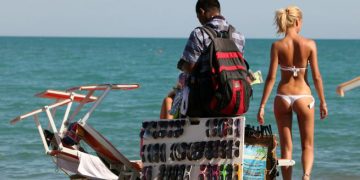 Abusivismo commerciale, controlli interforze sul litorale molisano. Sanzionati cinque ‘vu cumprà’ con borsoni pieni di merce