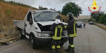 Autocarro sbatte contro un muretto e si ribalta sull’asfalto, due persone ferite e trasportate in ospedale