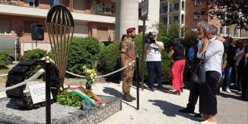 Campobasso “abbraccia” il suo parà, intitolati piazza e monumento ad Alessandro Di Lisio. FOTO