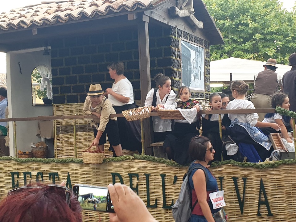 Festa dell’Uva, omaggio all’allegria e alla vita campestre. Migliaia di visitatori alla sfilata dei carri. FOTO