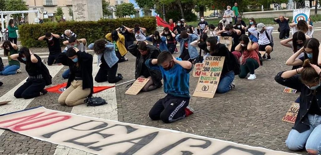 Gli studenti si inginocchiano in piazza per George Floyd, messaggi di speranza contro violenza e discriminazione razziale