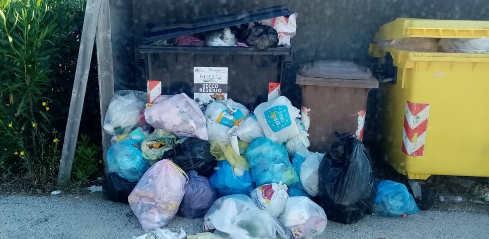 Differenziata? Un optional. Conferimenti a casaccio e sacchetti abbandonati a terra sul lungomare nord