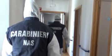 Pochi operatori e anziani abbandonati, Nas in azione: chiusa casa di riposo, ospiti trasferiti in un’altra struttura