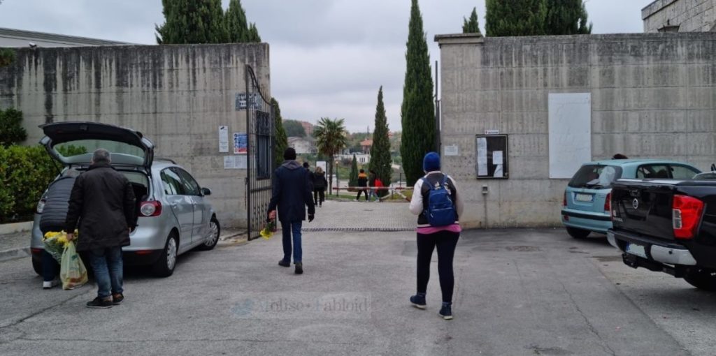 Cimitero al “buio”, spente le lampade votive. Cittadini: “Assurdo”. Le scuse del Comune: “Problema temporaneo”