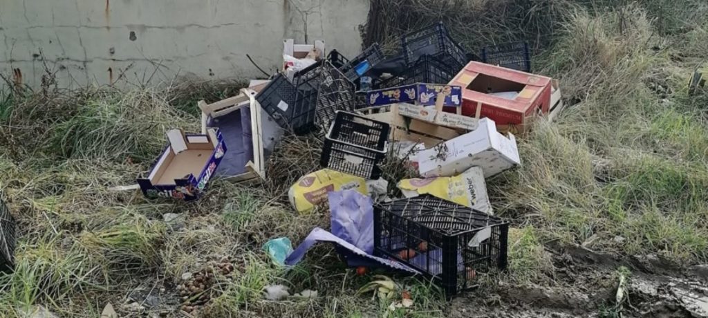 “Carico” di cassette vuote abbandonate nell’area ripulita 2 giorni fa, dura accusa: “Persone in malafede, le scopriremo”