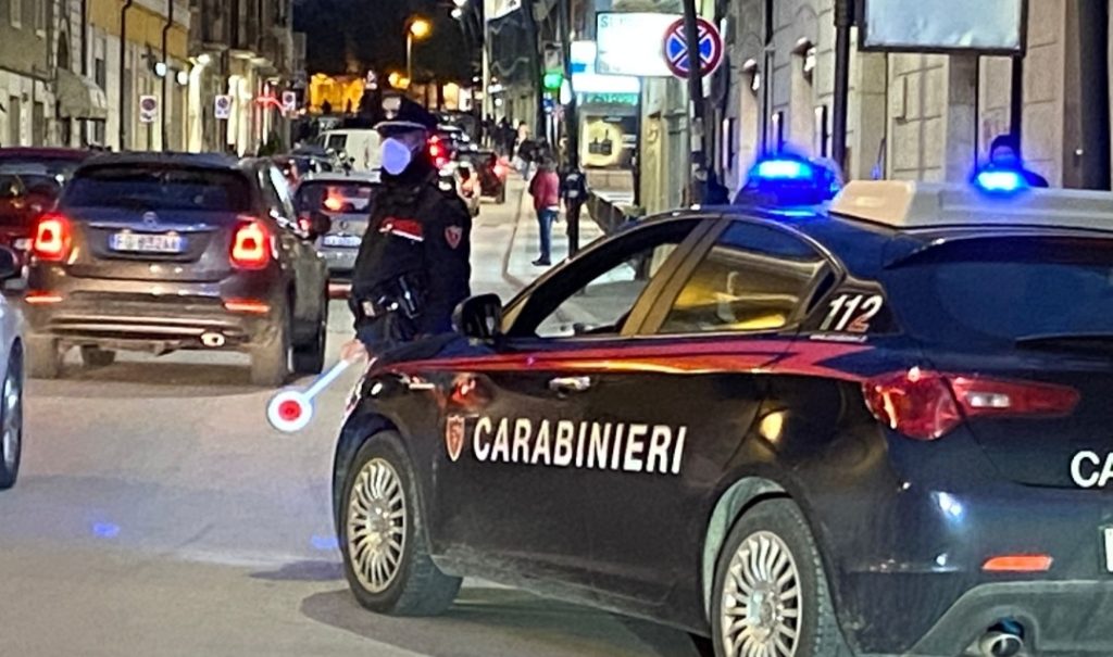 Tafferugli nel cuore della movida, giovane ubriaco e molesto si scaglia contro i Carabinieri, arrestato