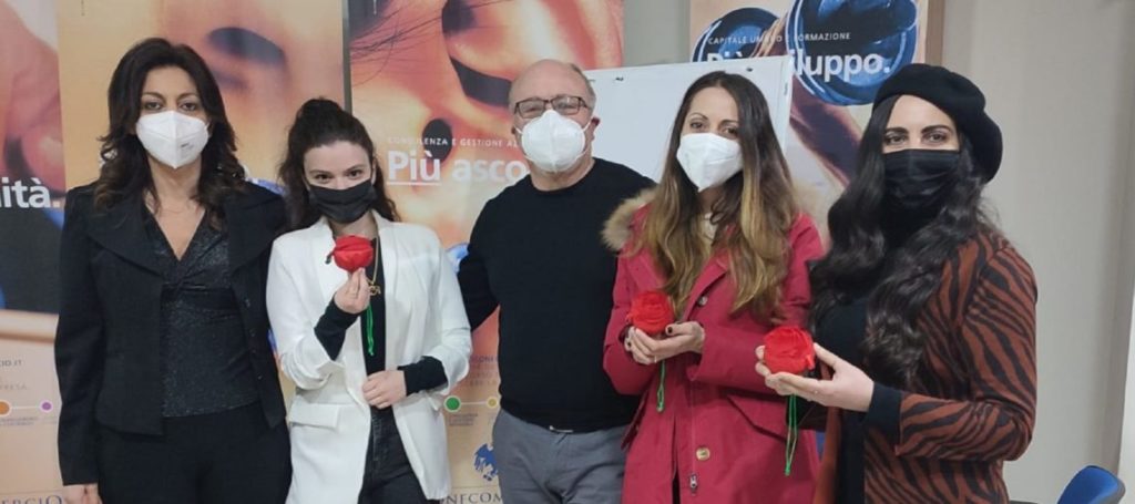 No alla violenza sulle donne, dopo le scarpe e le panchine rosse ecco le coperte colorate: l’appello dei volontari MeToo