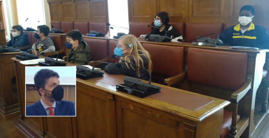 Faccia a faccia fra sindaco e baby amministratori, dopo 2 anni torna in presenza il Consiglio comunale dei bambini