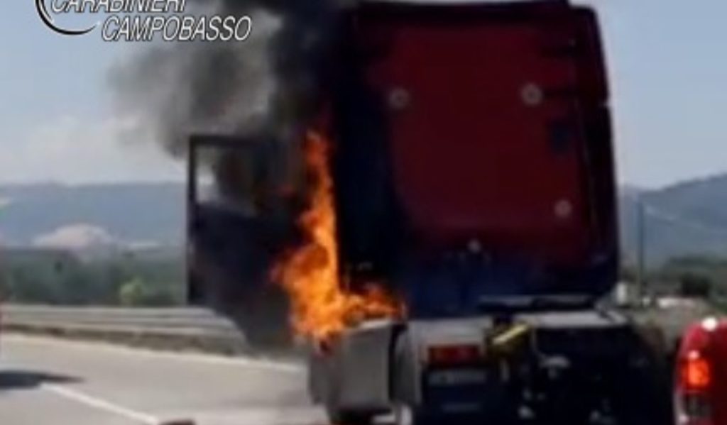 Motrice in fiamme, autotrasportatore rischia di essere inghiottito dall’incendio: “In fumo la mia vita”. Salvato in extremis da due carabinieri