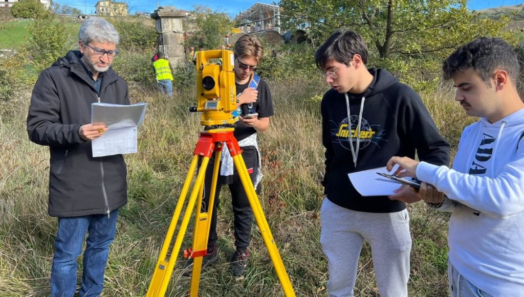 Gli studenti del “Pilla” studiano il terreno per il cimitero degli animali, effettuati i rilievi a Santo Stefano