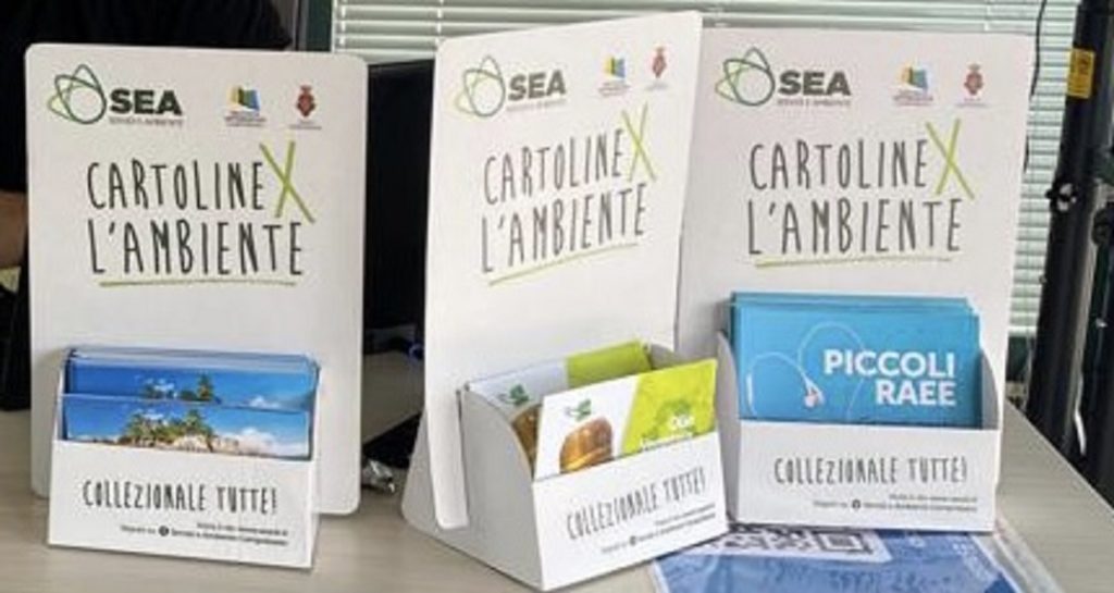 Raccolta rifiuti, la Sea lancia le “Cartoline per l’Ambiente”: vademecum su servizi e regole di sostenibilità
