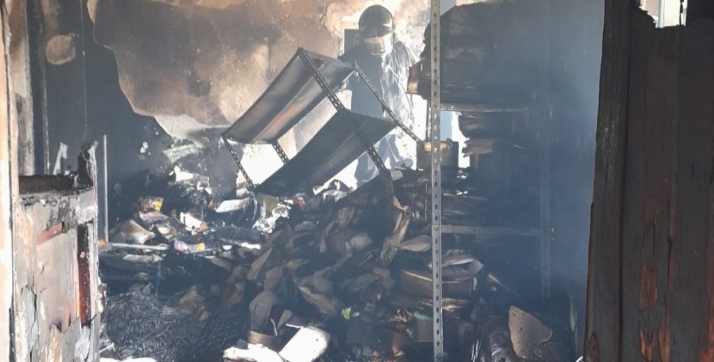 Scoppia incendio in una palazzina, devastati due appartamenti. In ospedale uno degli inquilini