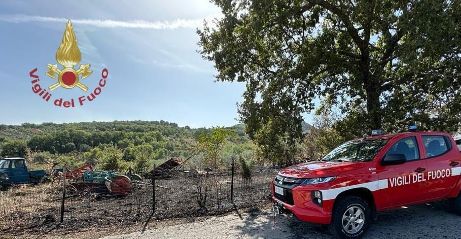 Oliveto e mezzi agricoli a fuoco in contrada Vazzieri, le fiamme sfiorano bombola gpl. Intervento provvidenziale del 115
