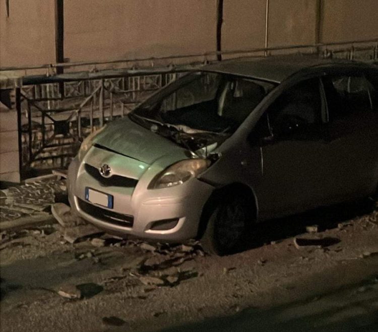 incendio doloso in via Lascaris: sei auto danneggiate, tre Smart distrutte - Gazzetta