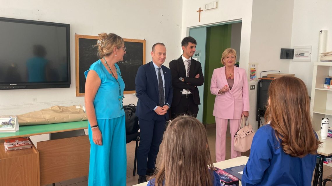 Primo Giorno Di Scuola Il Saluto Della Sindaca Forte E Dell assessore 