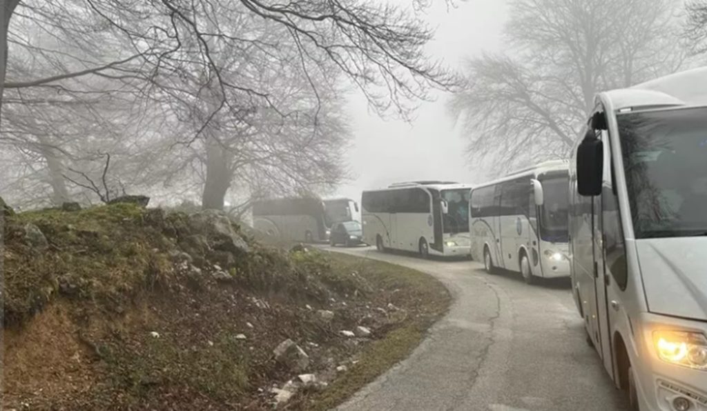 A Campitello Matese “effetto Roccaraso”: lunga fila di pullman con turisti dalla Campania