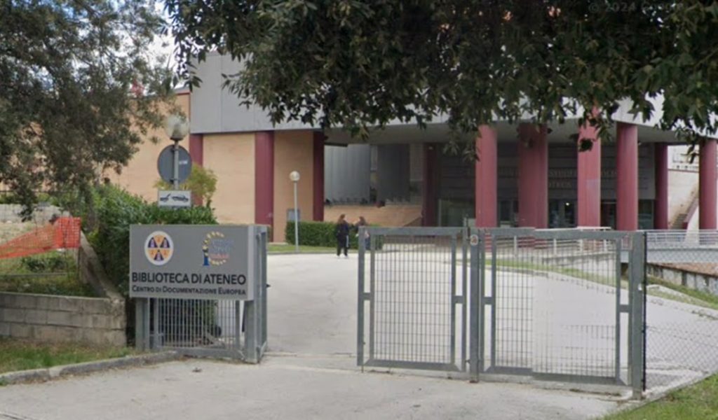 Una panchina rossa contro la violenza di genere davanti alla Biblioteca Unimol