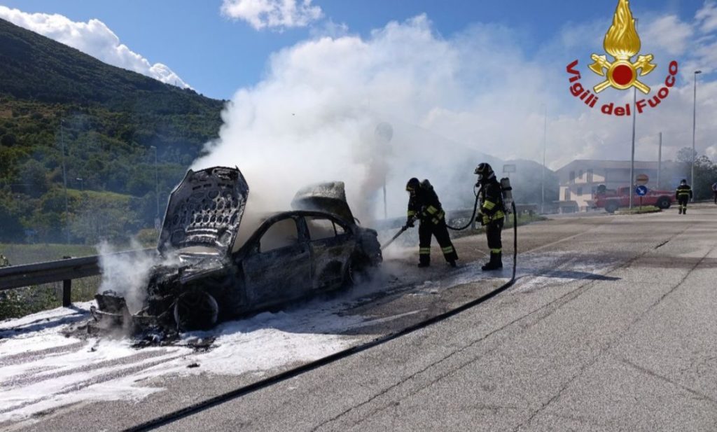 Auto in fiamme sulla Statale 17, conducente si salva in tempo