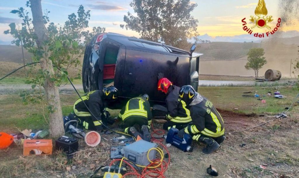 Tragico schianto contro un muretto: auto si ribalta, muore donna incinta