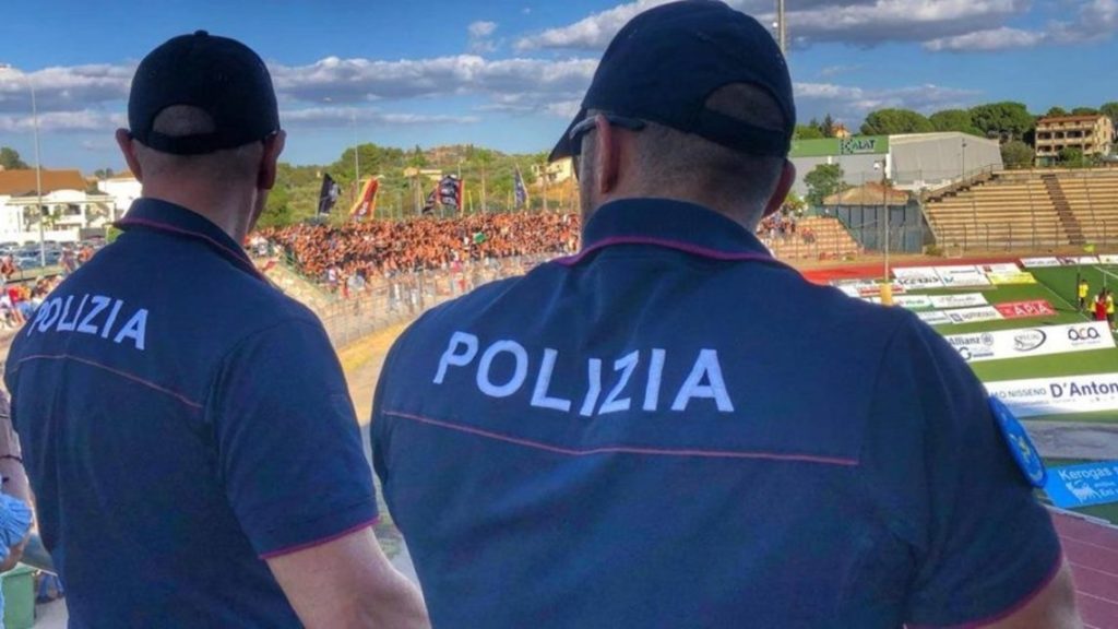 Provocò supporter della Torres e sferrò calci contro il divisorio, Daspo per tifoso del Campobasso