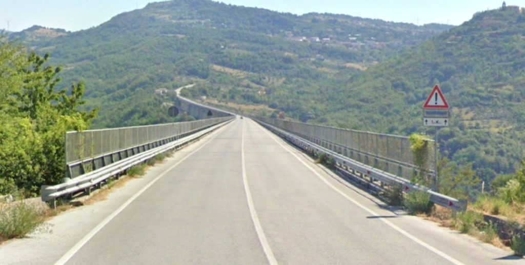 Tragedia in paese: precipita dal viadotto, muore 37enne