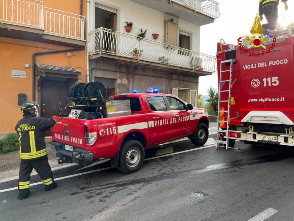 Fiamme in un’abitazione: momenti di paura, in salvo i proprietari