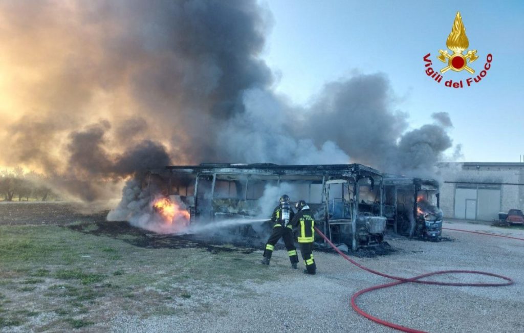 Incendio in un piazzale di sosta, due pullman divorati dalle fiamme