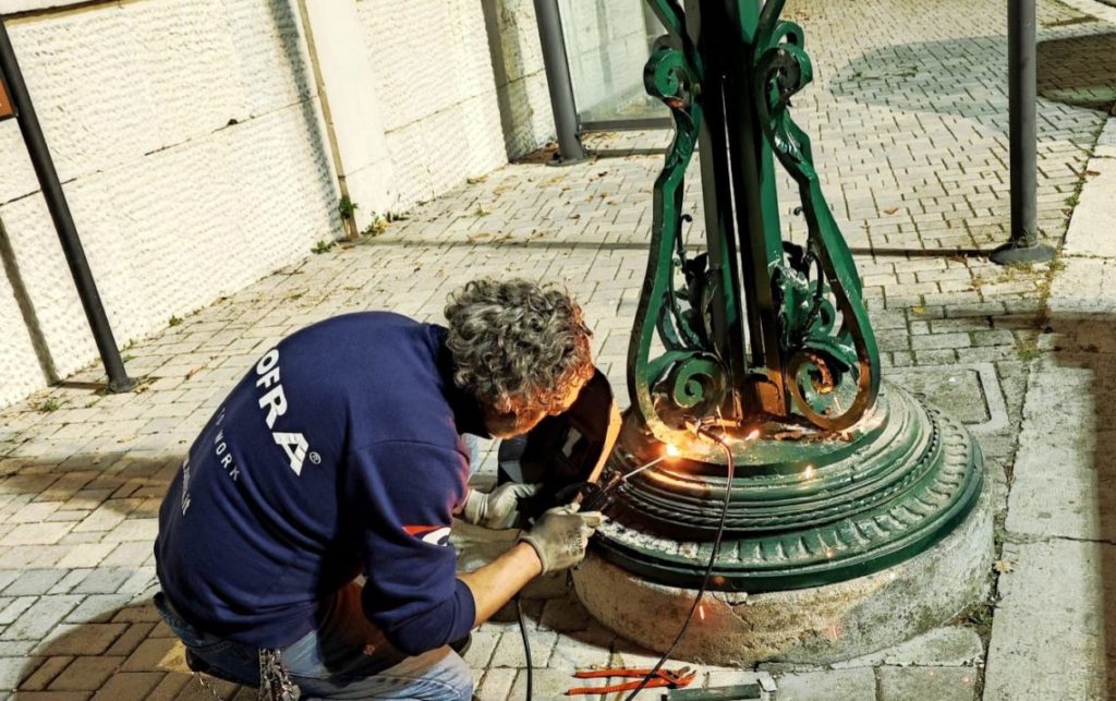 Campobasso, restaurato uno dei due antichi lampioni davanti Villa De Capoa