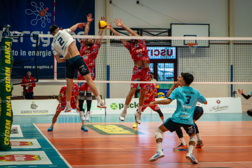 Esordio con il sorriso per gli Spike Devils, affermazione al tie-break a Vinchiaturo contro il Modica