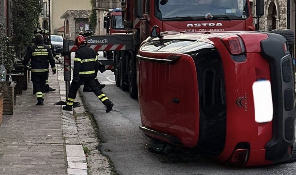 Auto si ribalta su un fianco in pieno centro abitato, conducente in Pronto Soccorso