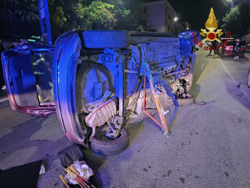 Isernia: auto si ribalta nel centro abitato, un ferito incastrato nell’abitacolo. VIDEO