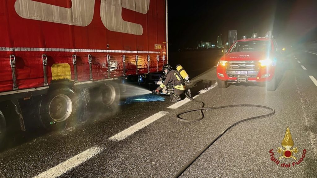 Fiamme dalle ruote, autotreno ‘frenato’ da principio d’incendio sulla Statale