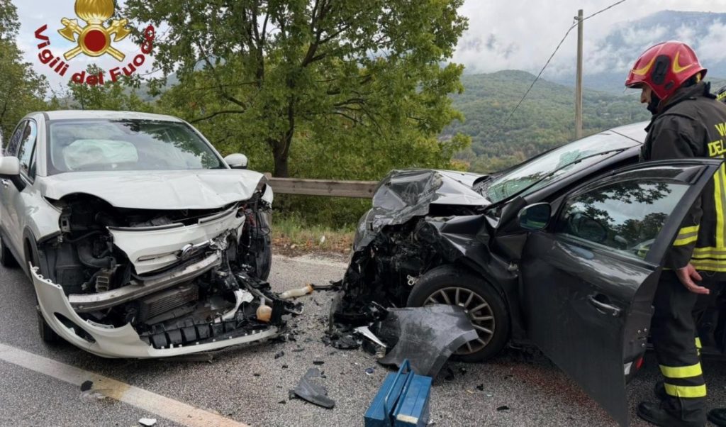 Perde il controllo dell’auto, frontale con un altro veicolo. Tre feriti