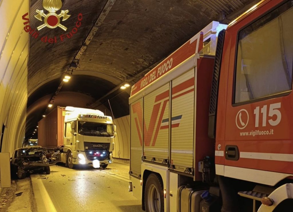 Scontro in galleria auto-camion, una 20enne in ospedale