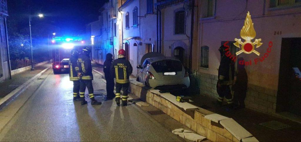 Campobasso: auto “impazzita” finisce contro una casa e rompe tubo del metano