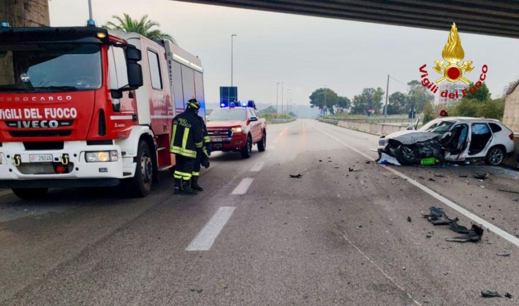 Scontro auto-furgone sulla Statale 16, due persone in ospedale