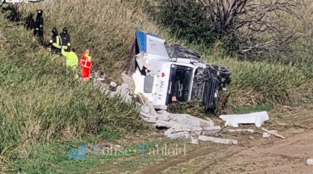 Tragico scontro sulla Bifernina: auto distrutta, camion fuori strada. Muore 34enne