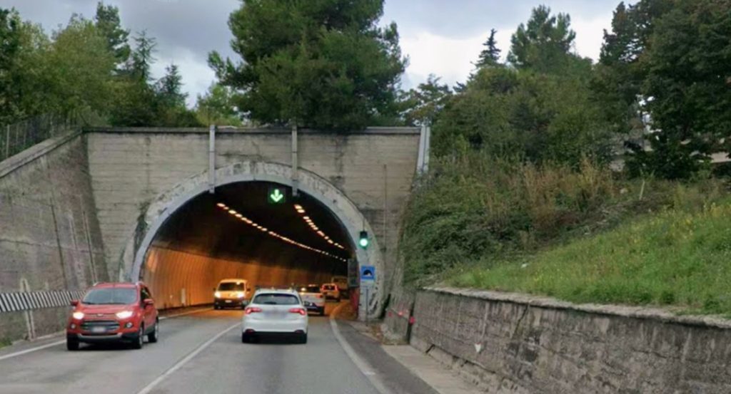 Pullman colpito in tangenziale, si ipotizza il lancio di una bottiglia. Indaga la Polizia