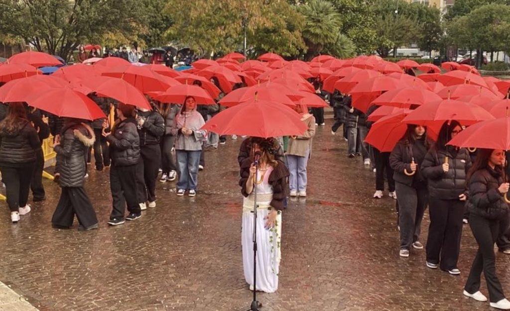 Una scia di ombrelli rossi per ricordare le vittime di femminicidio, l’iniziativa in piazza delle ragazze del Liceo Classico ‘Pagano’