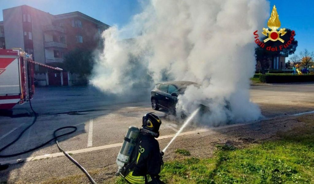 Auto prende fuoco durante la marcia: panico a bordo, salvo il conducente