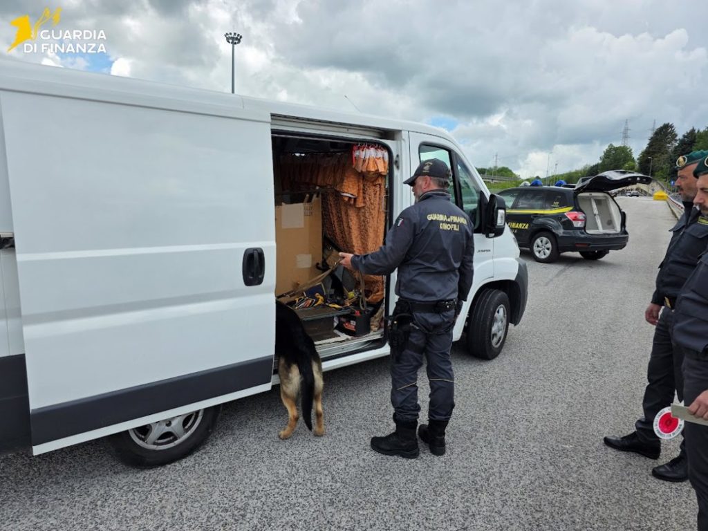 Rinvenuti in un furgone 186 chili di cavi di rame rubati, quattro denunciati