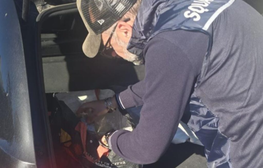 Fermata l’auto dello spaccio: chili di marijuana venduta “su quattro ruote”, due arresti
