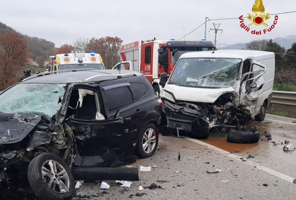Scontro auto-furgone sulla Fondovalle Tappino, 5 feriti