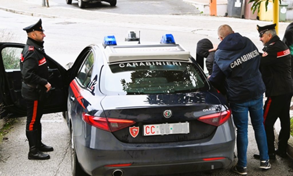 Ladri di detersivi scoperti durante la fuga, arrestati