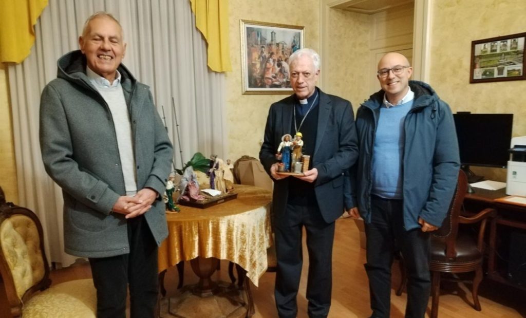 Sicurezza sul lavoro e integrazione entrano nel presepe, Coldiretti dona statuita all’Arcivescovo Colaianni